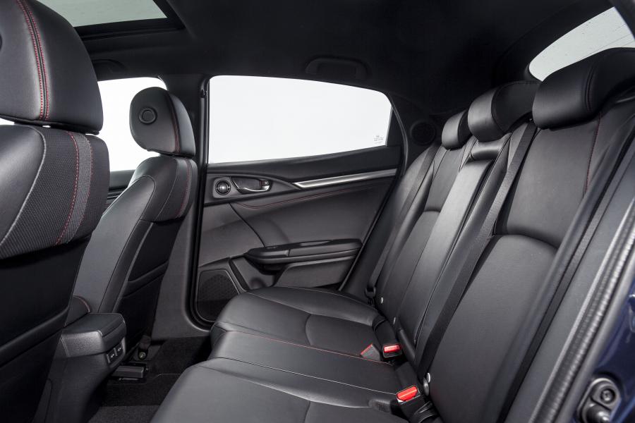 Интерьер Honda Civic Hatchback Sport Line (FK) 2019 года  (UK) (фото 18 из 38)